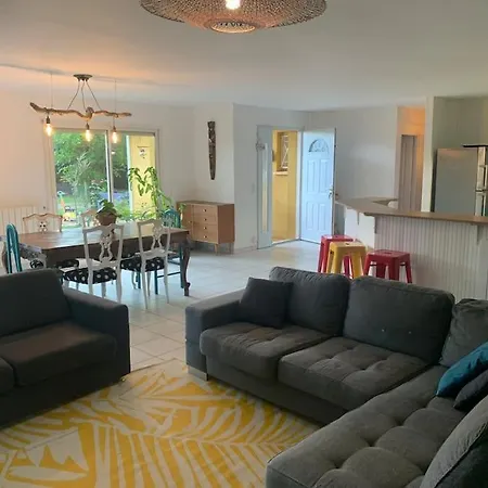 Spacious Happy House, Pool & Garden 別荘 Mézos
